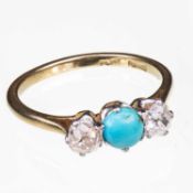 AN 18 CARAT YELLOW GOLD, TURQUOISE AND DIAMOND THREE STONE RING