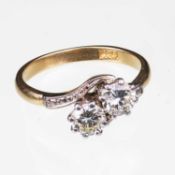 AN 18 CARAT YELLOW GOLD AND DIAMOND TWO STONE RING