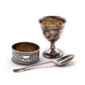 A RUSSIAN NIELLO AND SILVER NAPKIN RING, CASED; TOGETHER WITH A GEORGE VI SILVER EGG CUP AND SPOON