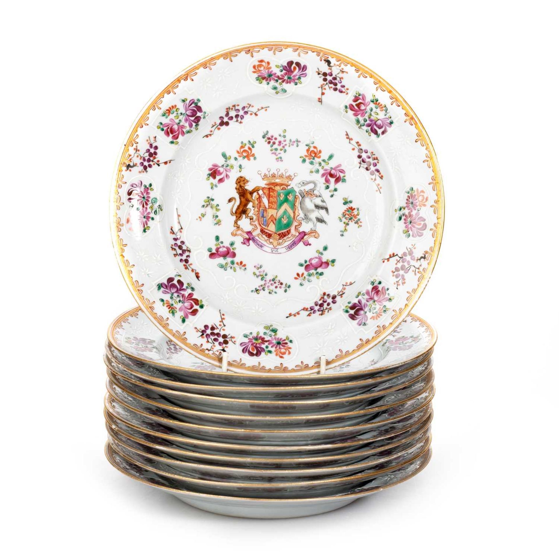 A SAMSON PORCELAIN DESSERT SERVICE IN CHINESE EXPORT ARMORIAL STYLE - Image 2 of 6