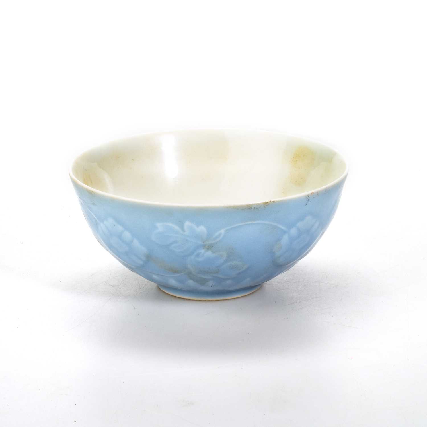 A CHINESE MOULDED MONOCHROME BOWL - Image 2 of 3