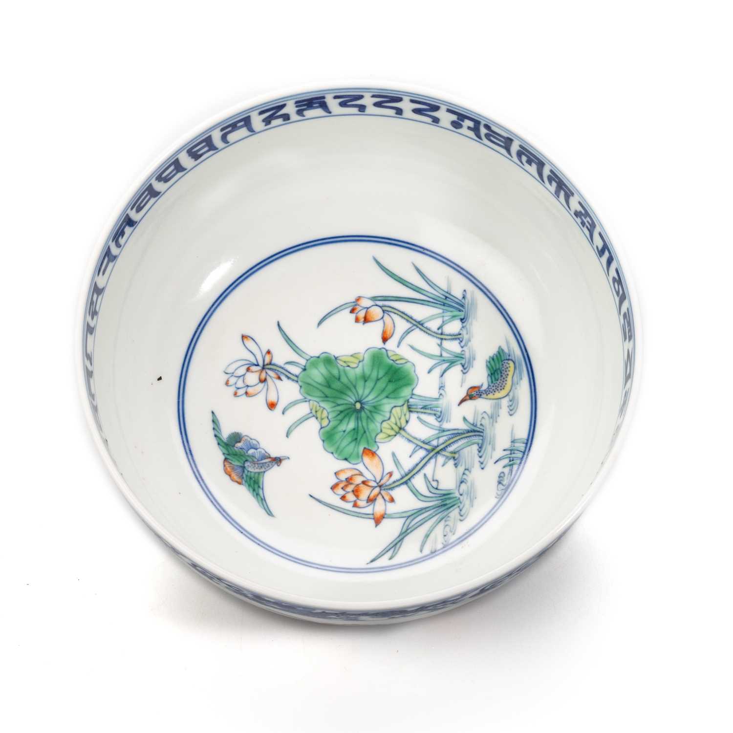 A CHINESE DOUCAI 'DUCK AND LOTUS' BOWL - Image 3 of 4
