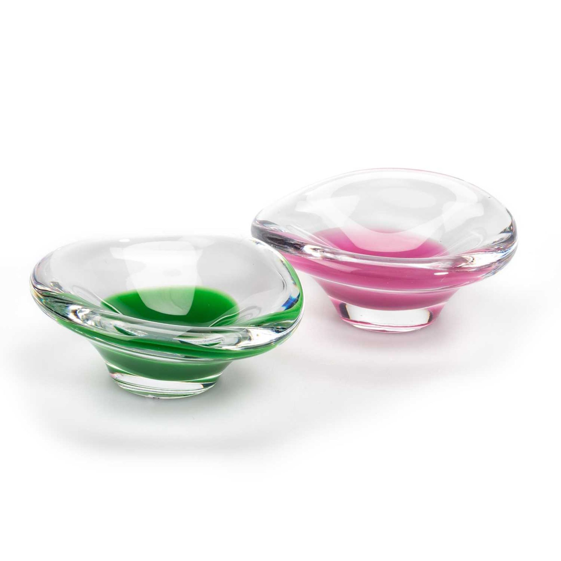 VICKE LINDSTRAND FOR KOSTA, THREE FREE-FORM COLOURED AND CLEAR GLASS BOWLS, CIRCA 1950S - Image 3 of 5