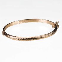 A 9 CARAT YELLOW GOLD HINGED BANGLE