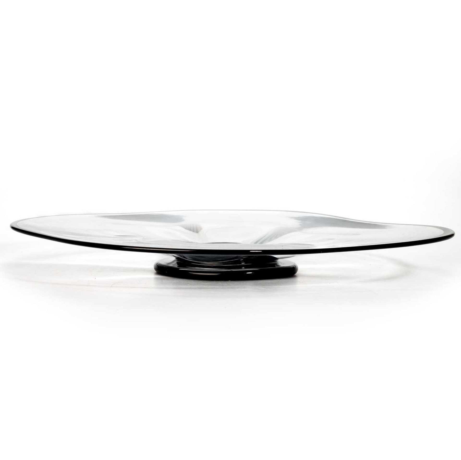 SIMON GATE FOR ORREFORS, A CLEAR GLASS DISH WITH BACK RIM AND FOOT, CIRCA 1930S - Image 3 of 4