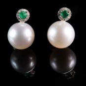 A PAIR OF 18 CARAT WHITE GOLD PEARL, EMERALD AND DIAMOND STUD EARRINGS