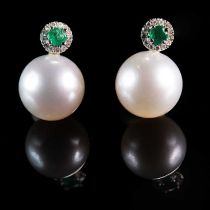 A PAIR OF 18 CARAT WHITE GOLD PEARL, EMERALD AND DIAMOND STUD EARRINGS