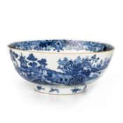 AN 18TH CENTURY CHINESE BLUE AND WHITE BOWL