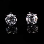 A PAIR OF 18K WHITE GOLD AND DIAMOND SINGLE STONE STUD EARRINGS