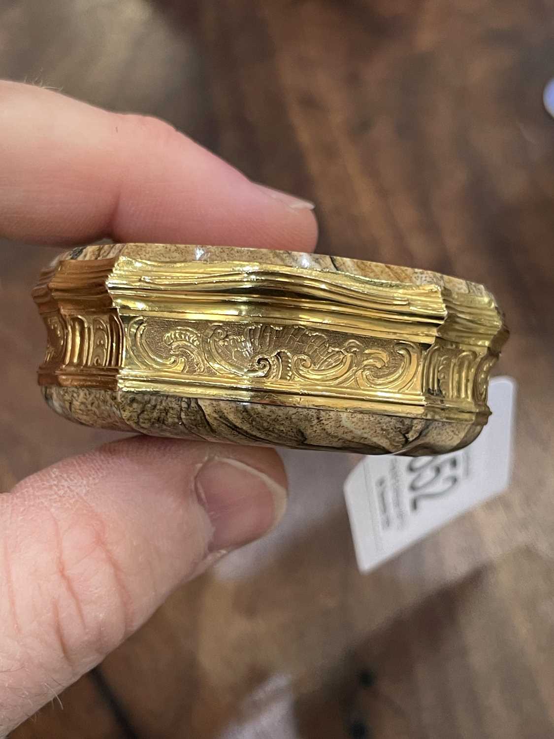 AN 18TH CENTURY GOLD-MOUNTED HARDSTONE SNUFF BOX - Image 8 of 9