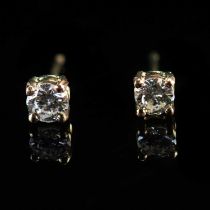 A PAIR OF 18 CARAT YELLOW GOLD AND DIAMOND SINGLE STONE EARRINGS