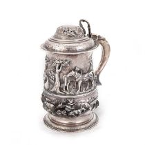 A GEORGE III SILVER LIDDED TANKARD