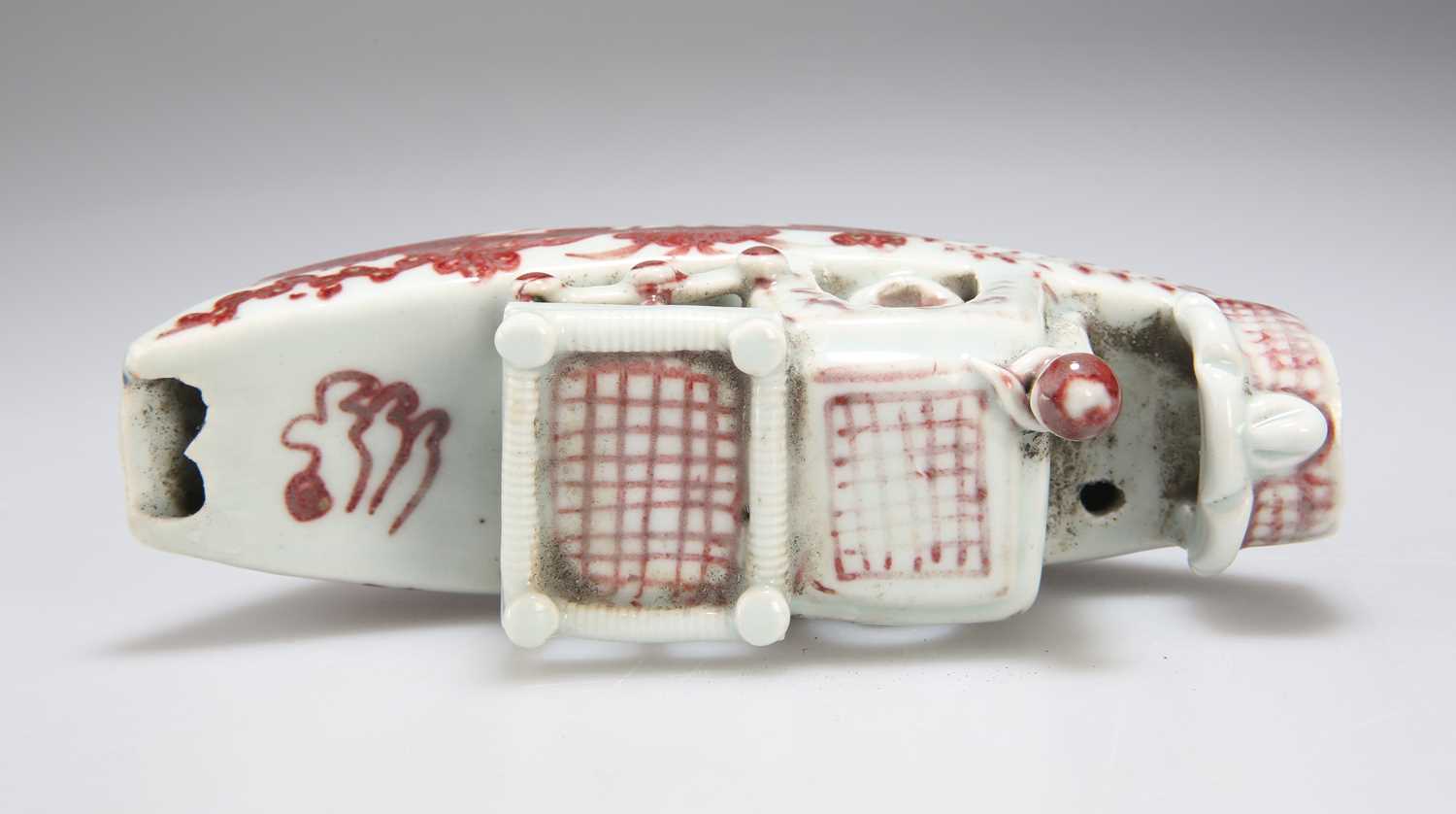 A CHINESE UNDERGLAZE RED AND WHITE PORCELAIN WATER DROPPER, KANGXI/ YONGZHENG PERIOD - Image 4 of 4