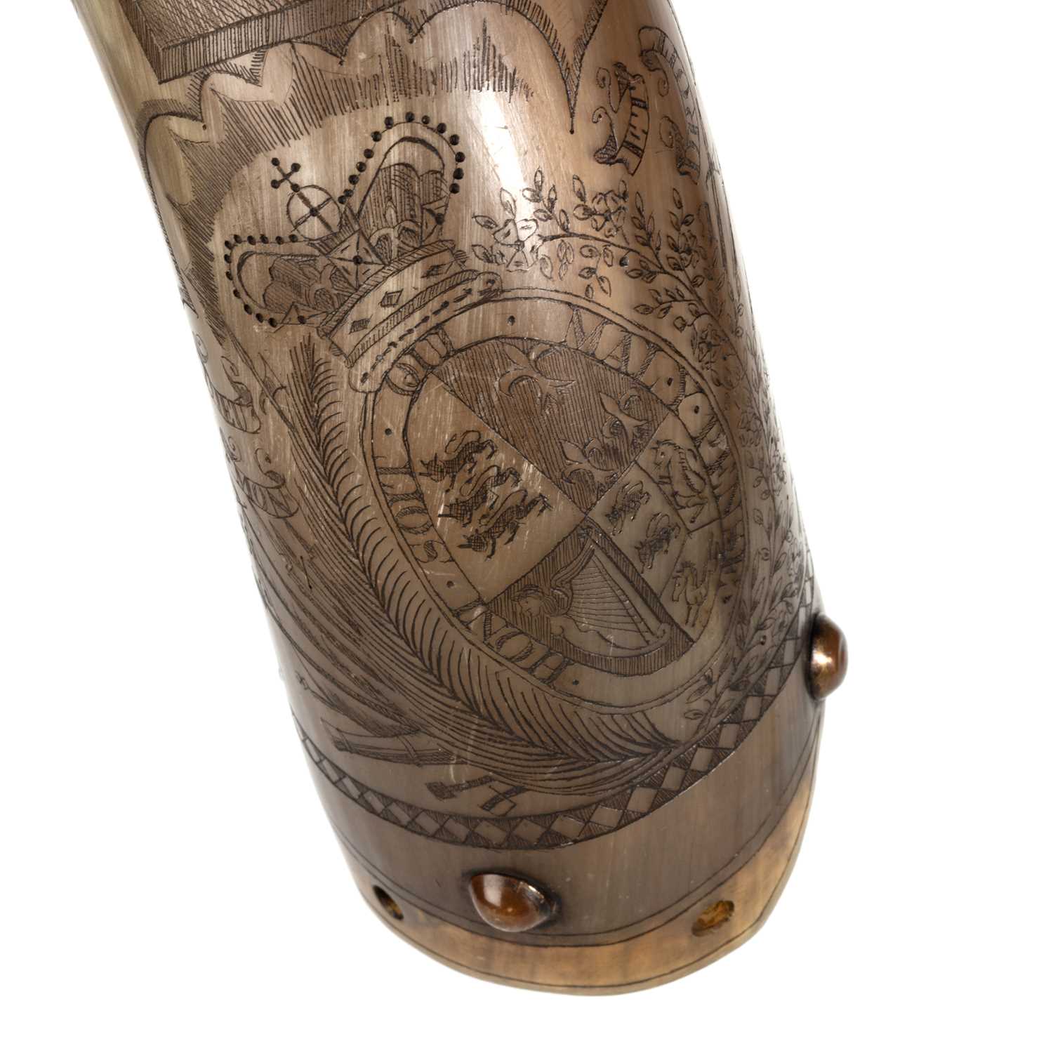 A SCRIMSHAW DECORATED POWDER HORN - Image 6 of 6