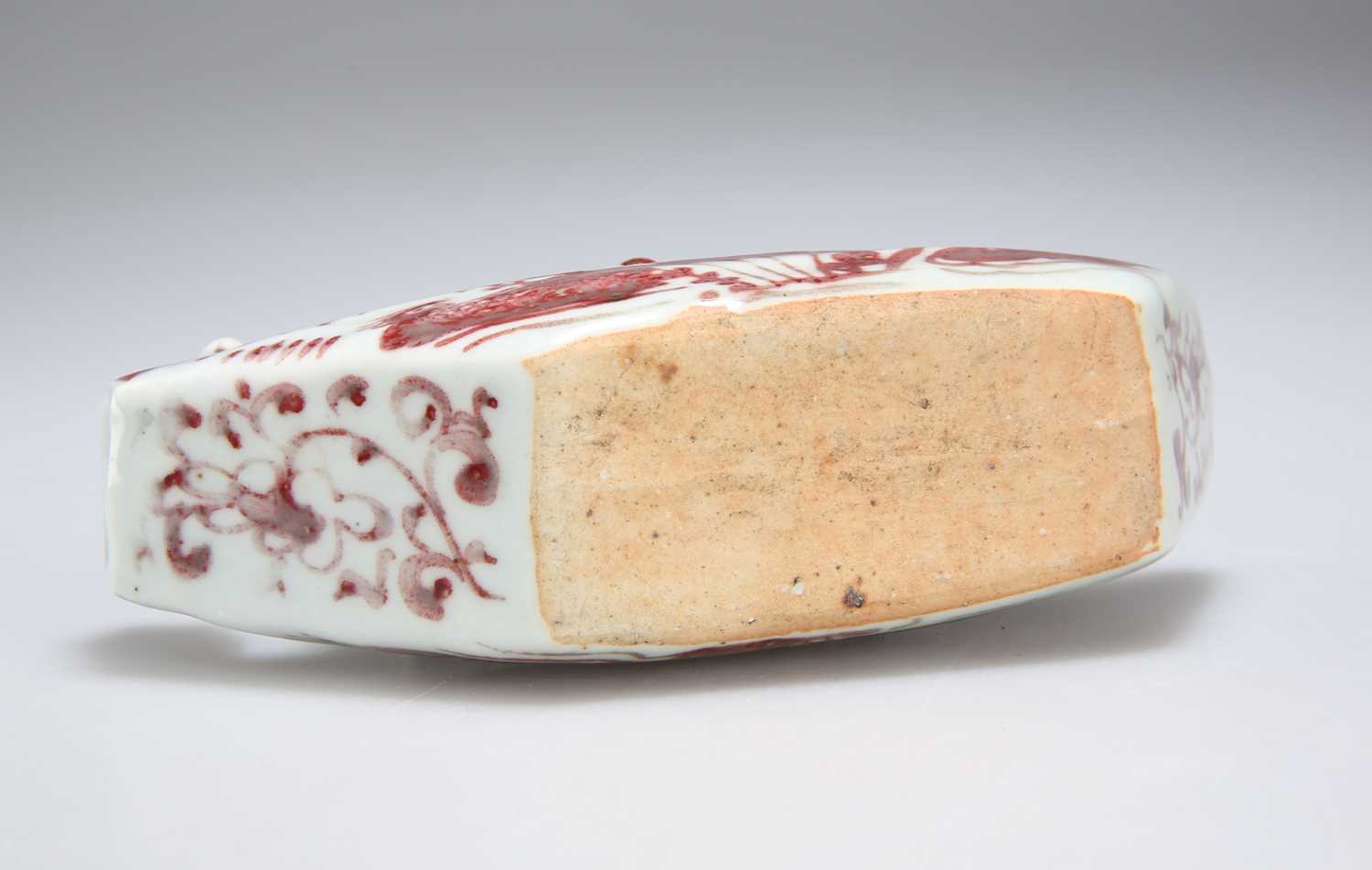 A CHINESE UNDERGLAZE RED AND WHITE PORCELAIN WATER DROPPER, KANGXI/ YONGZHENG PERIOD - Image 3 of 4
