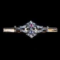 AN EDWARDIAN STYLE YELLOW GOLD DIAMOND, RUBY AND SAPPHIRE BAR BROOCH