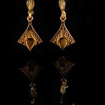 A PAIR OF HIGH CARAT YELLOW GOLD DROP EARRINGS