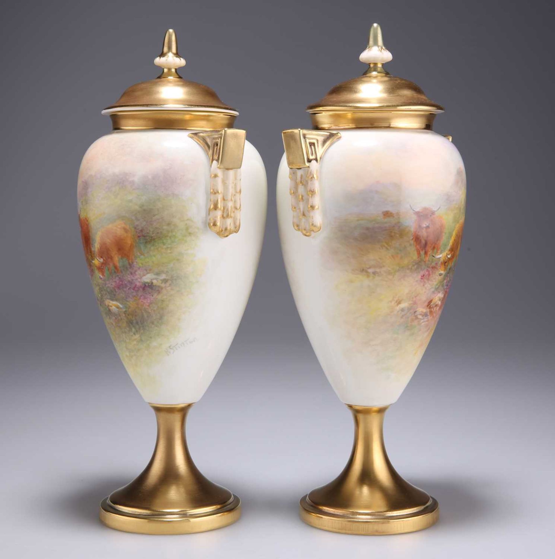 A PAIR OF ROYAL WORCESTER VASES AND COVERS - Bild 2 aus 3