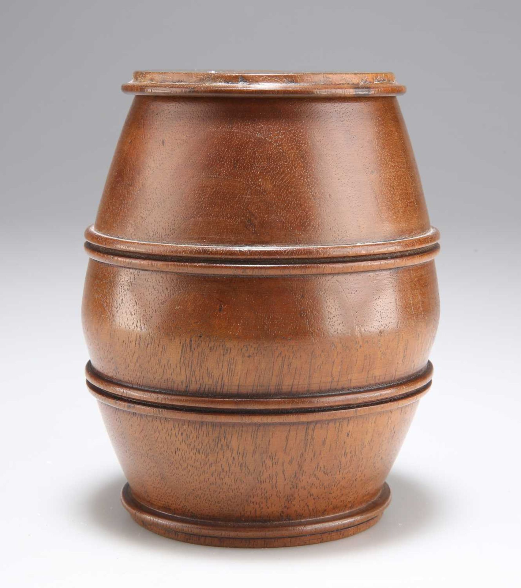 A 19TH CENTURY TURNED WALNUT BARREL-FORM SPICE BOX - Bild 2 aus 2