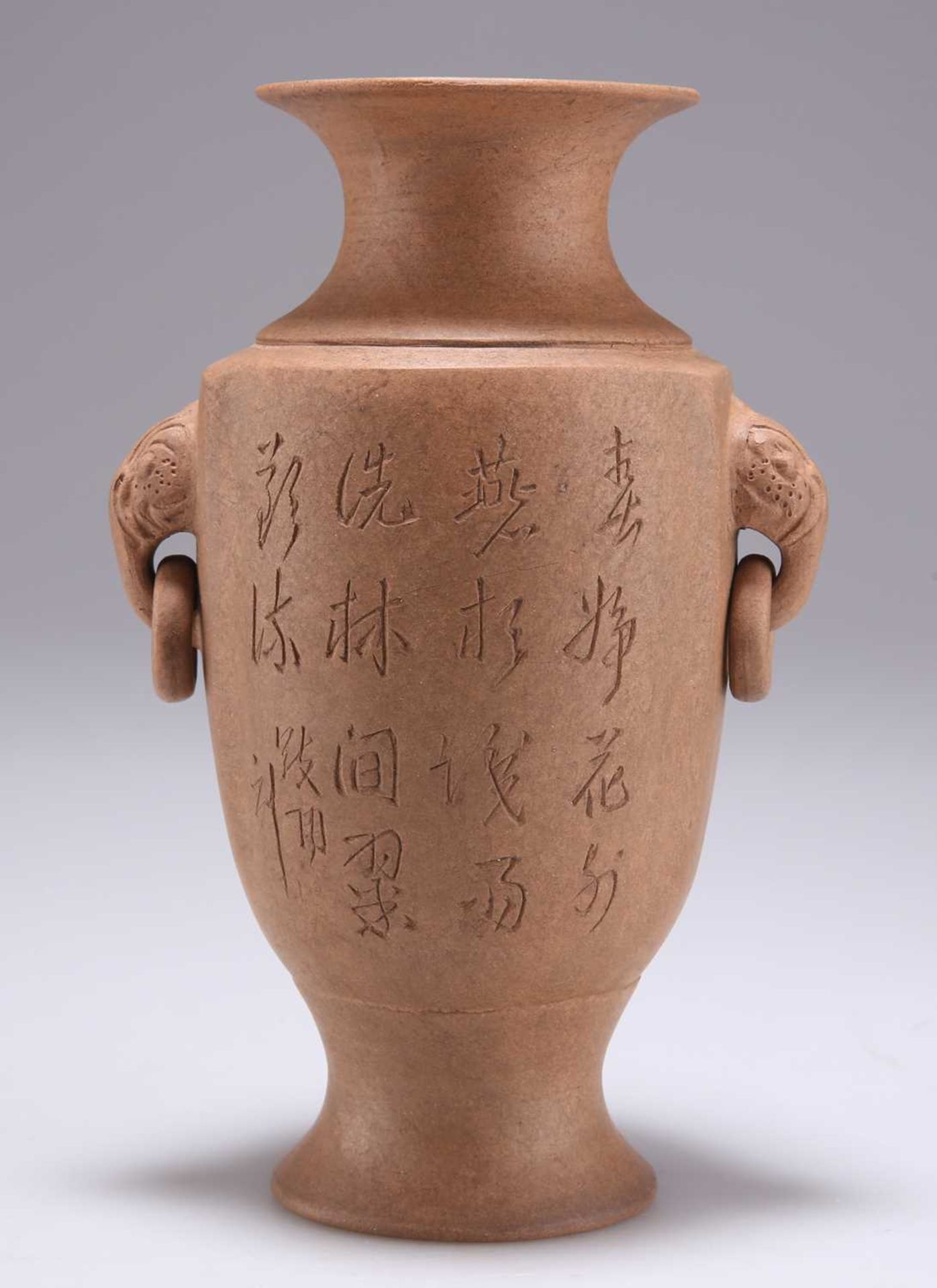 A CHINESE YIXING VASE - Bild 2 aus 9