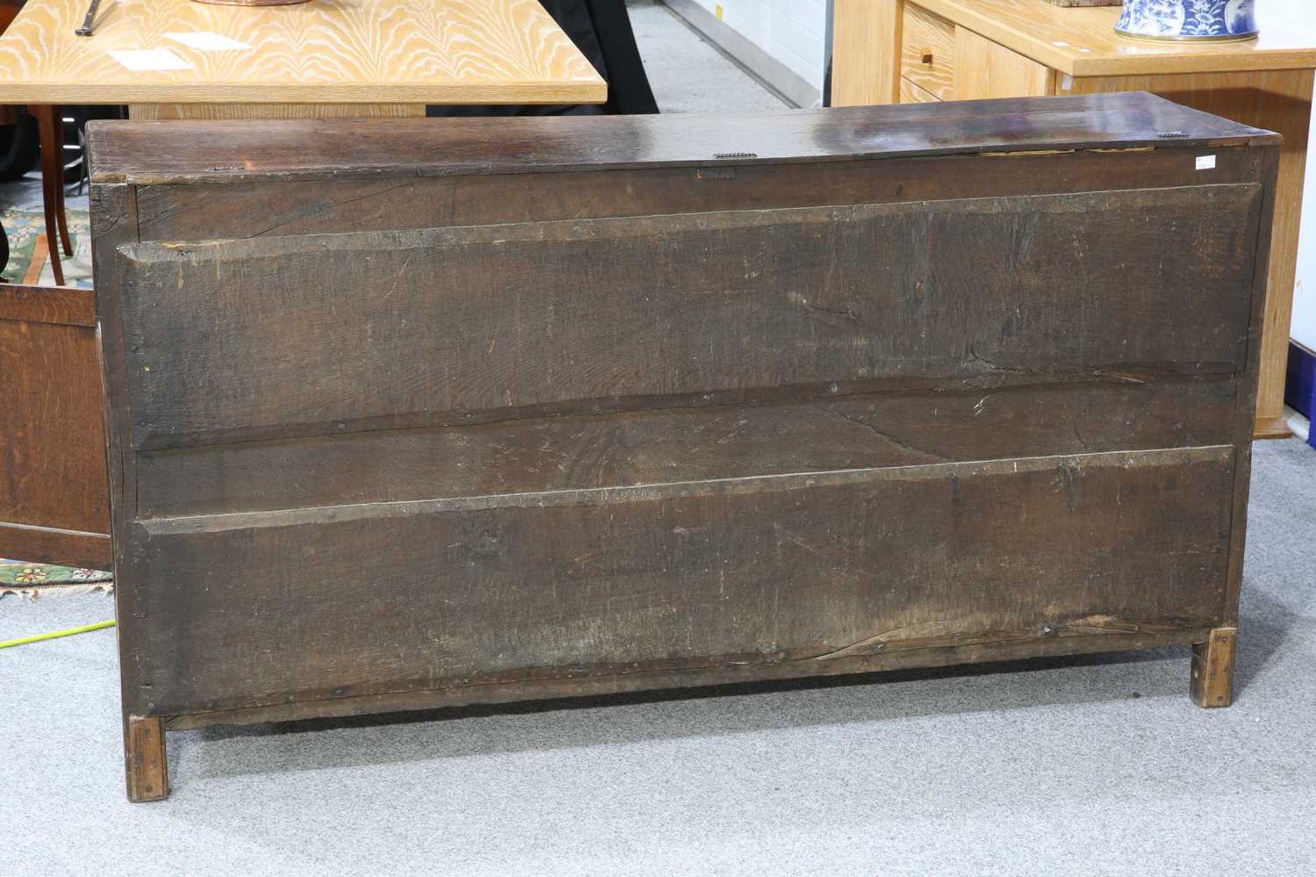 AN 18TH CENTURY OAK DRESSER BASE - Image 3 of 3