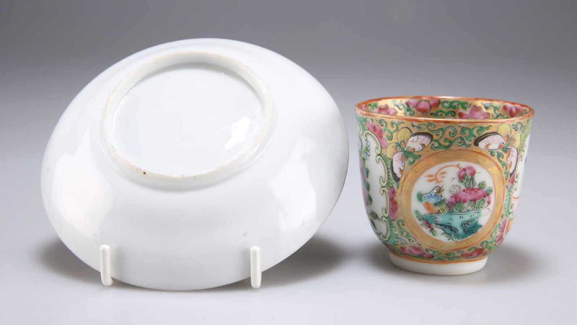 A 19TH CENTURY CHINESE FAMILLE ROSE CUP AND SAUCER - Bild 3 aus 6