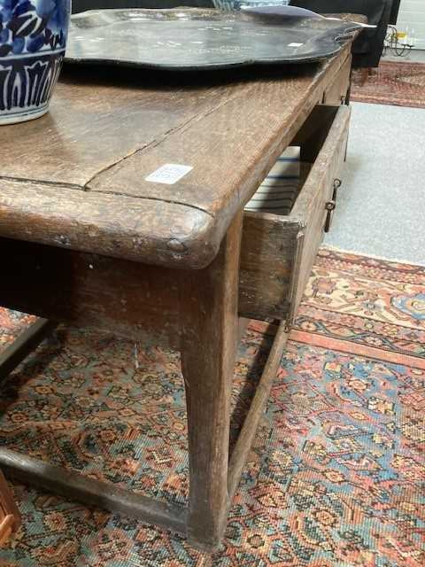 AN OAK GAME TABLE, 18TH/19TH CENTURY - Bild 8 aus 10