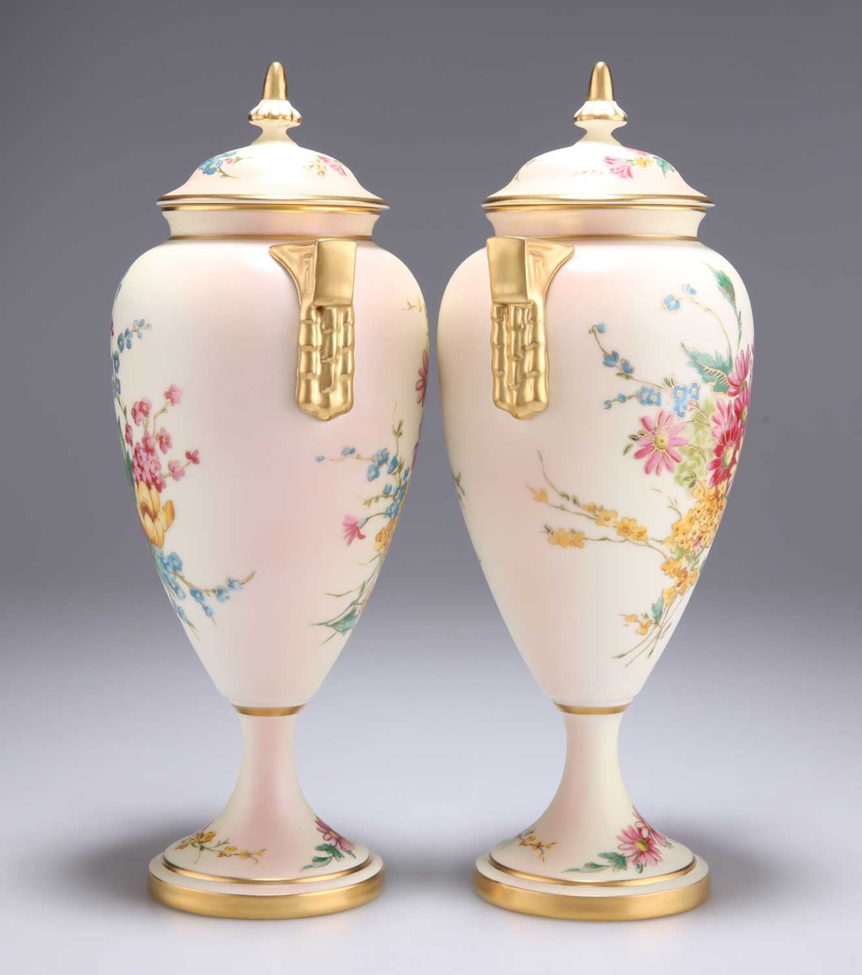 A PAIR OF ROYAL WORCESTER LIMITED EDITION BLUSH IVORY VASES AND COVERS - Bild 4 aus 4