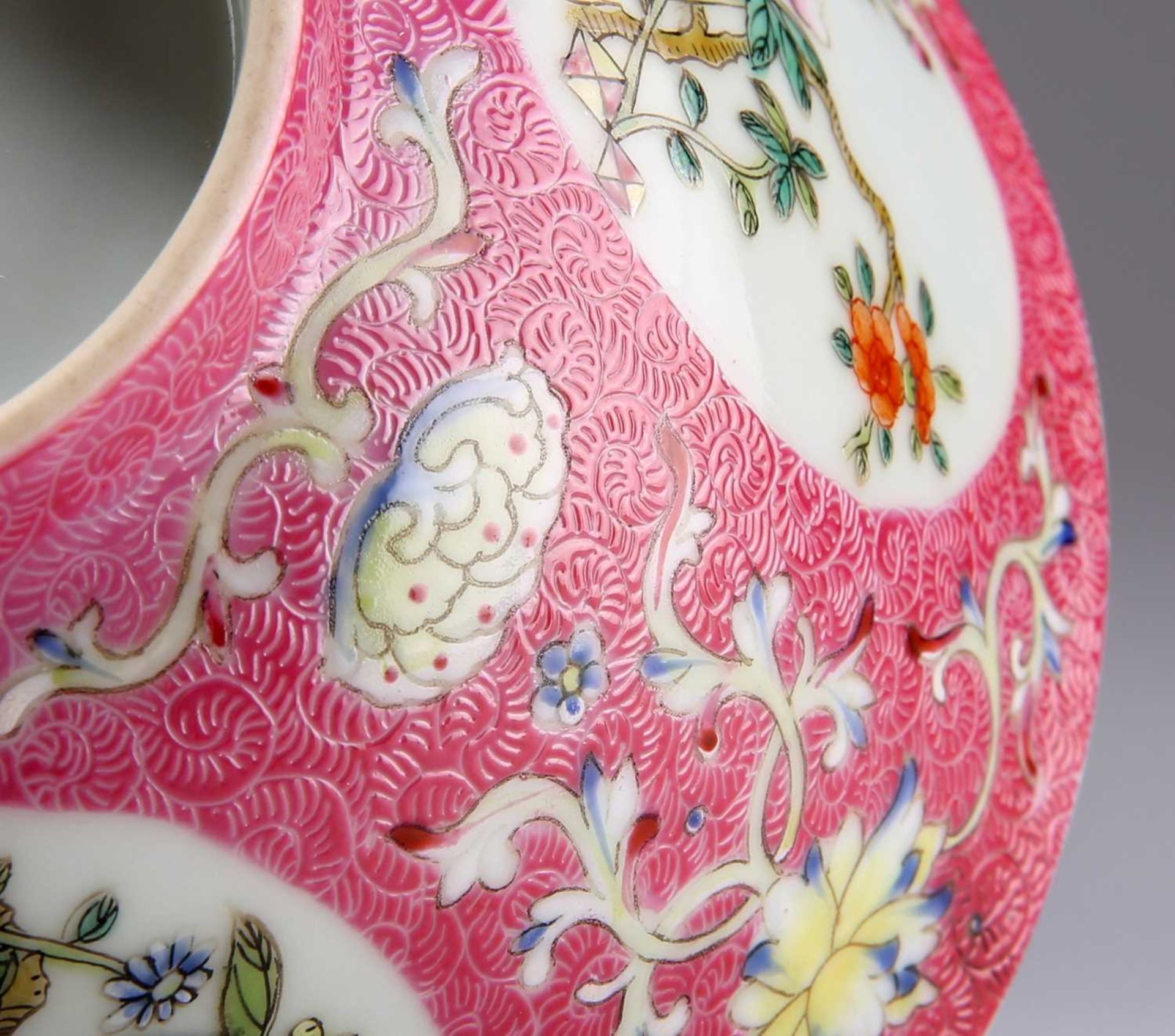 A CHINESE PINK-GROUND FAMILLE ROSE 'MEDALLION' BOWL - Bild 4 aus 8