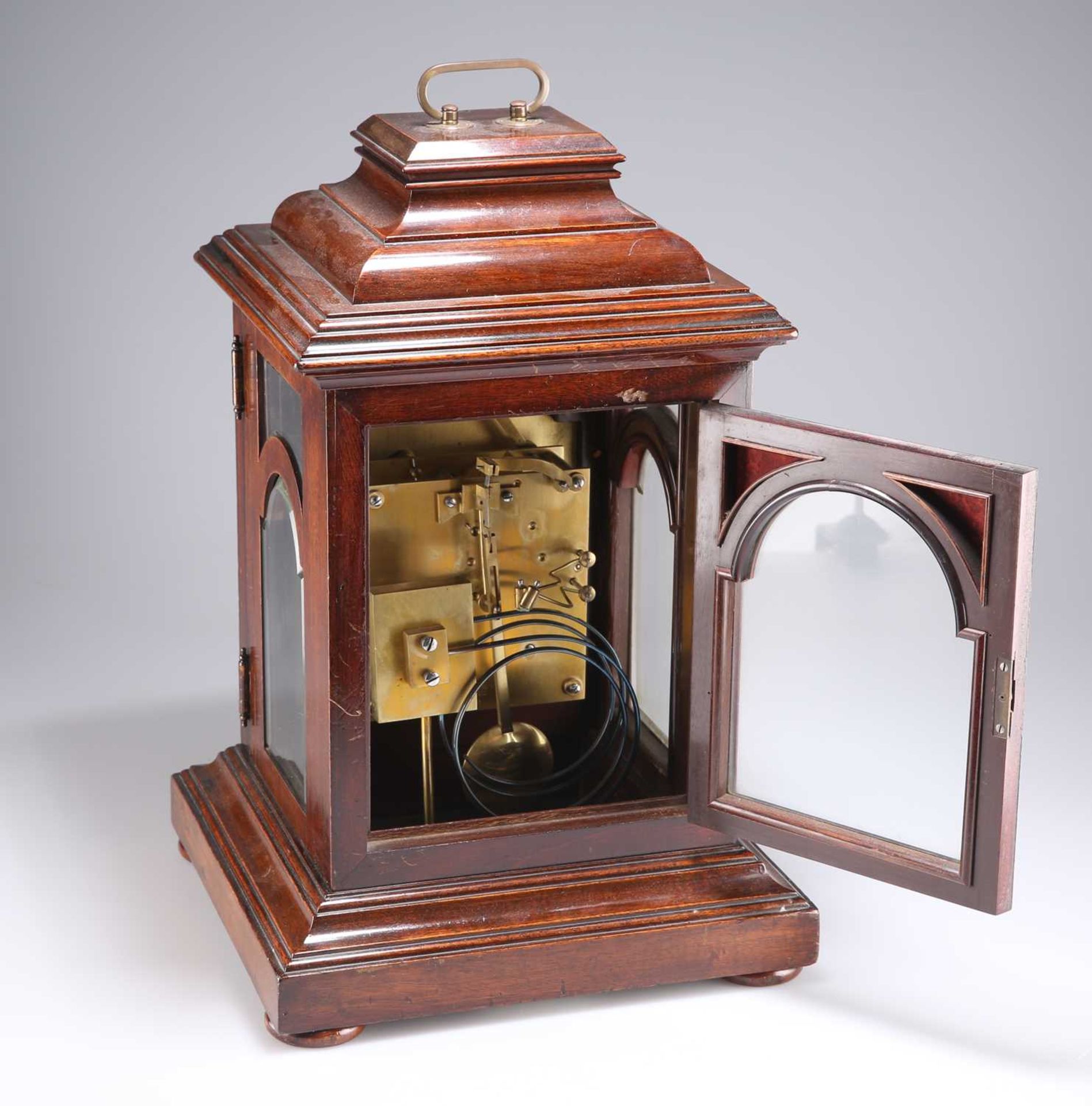 A MAHOGANY TABLE CLOCK, CIRCA 1900 - Bild 2 aus 2