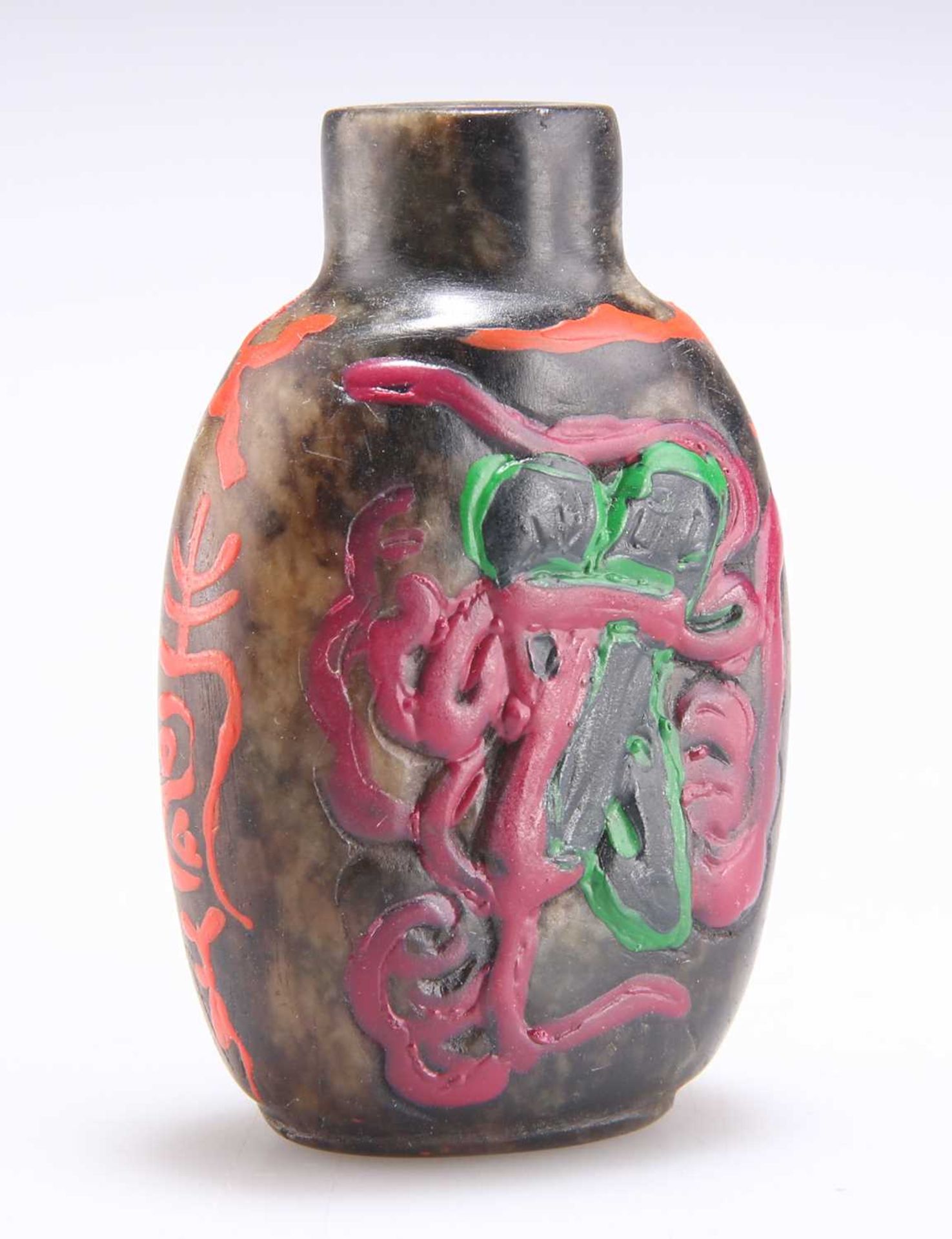 A CHINESE CARVED AND PAINTED STONE SNUFF BOTTLE, 19TH CENTURY - Bild 2 aus 3