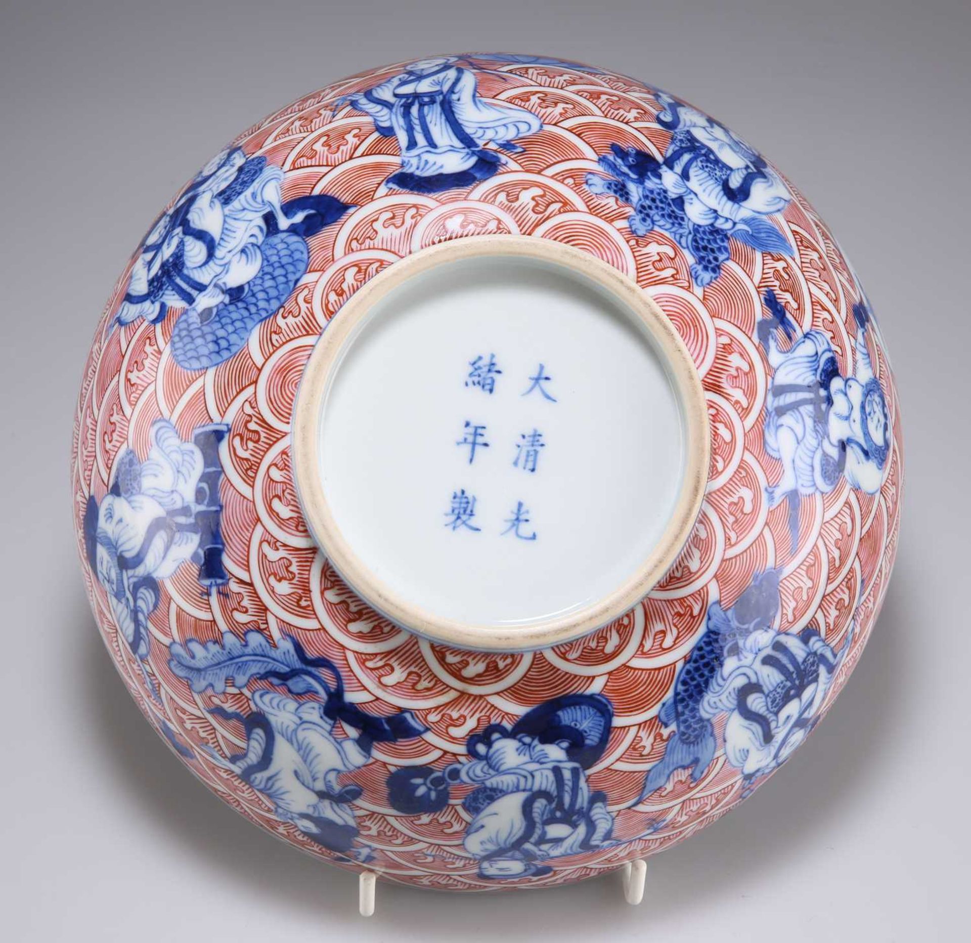 A CHINESE PUCE-ENAMELLED BLUE AND WHITE BOWL - Bild 4 aus 7