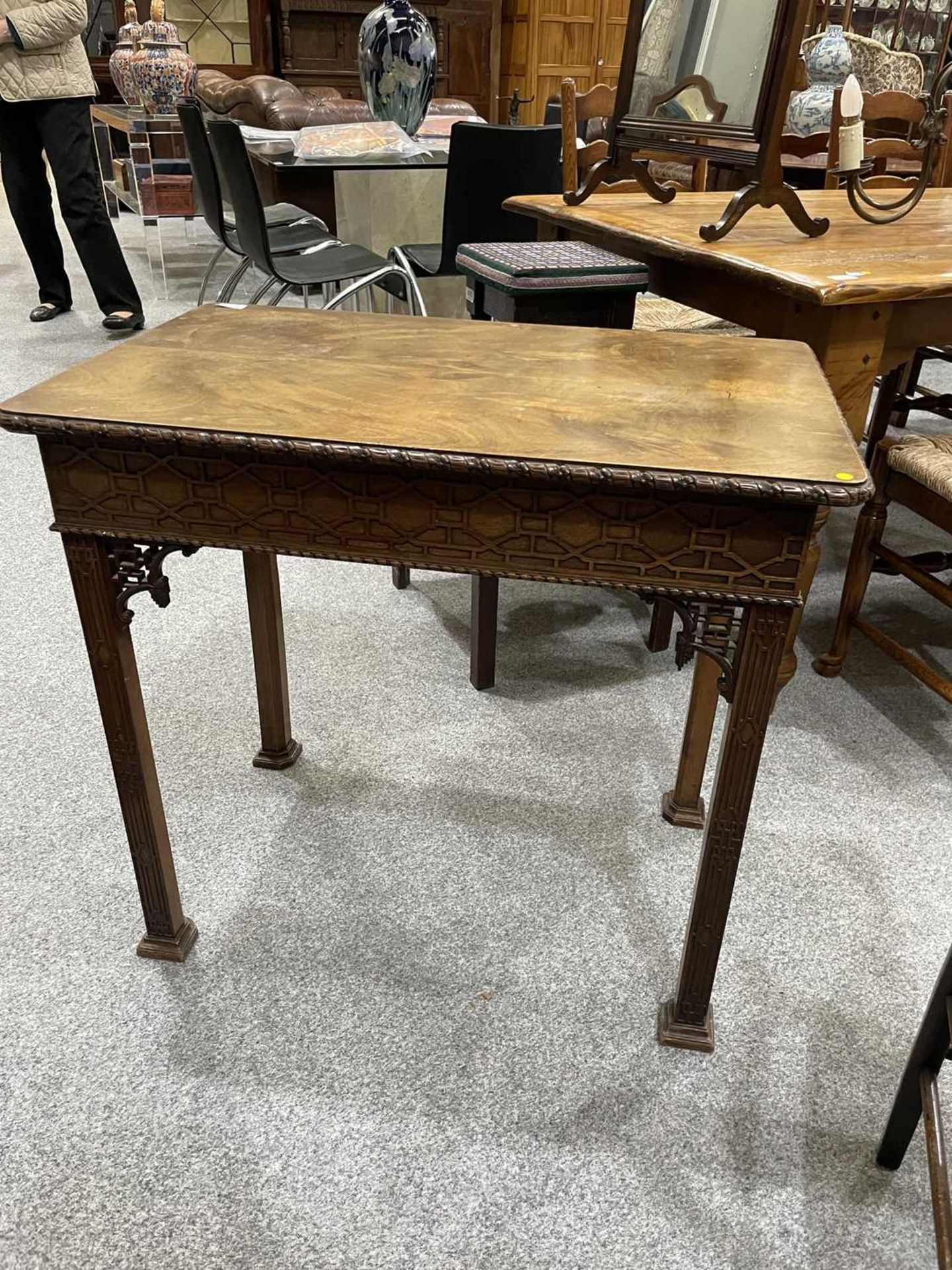 A CHIPPENDALE STYLE MAHOGANY SILVER TABLE, LABEL OF WYLIE & LOCHHEAD, CIRCA 1900 - Bild 8 aus 12