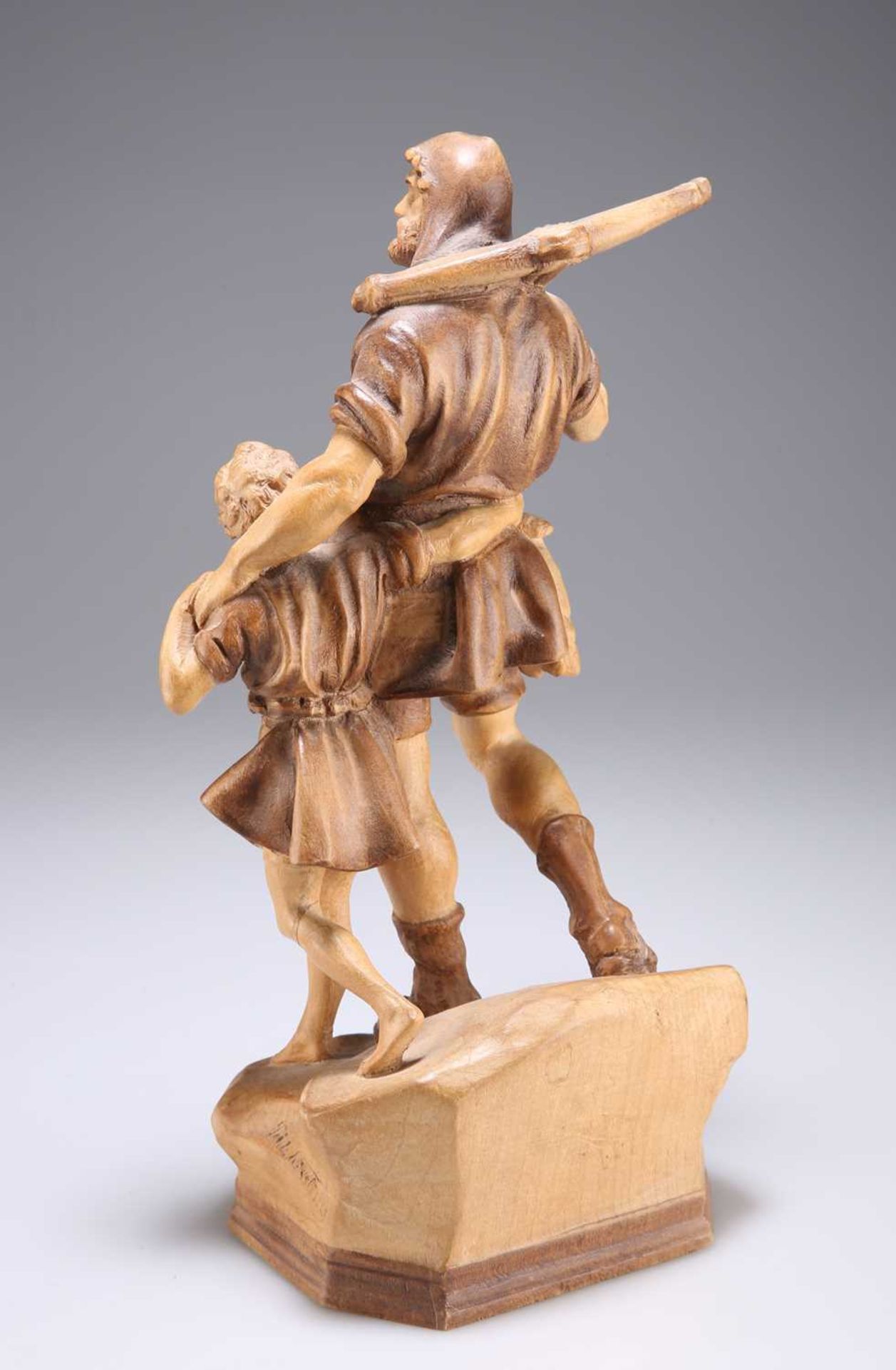 A SWISS CARVED FIGURE GROUP OF WILLIAM TELL AND HIS SON, CIRCA 1900 - Bild 2 aus 2