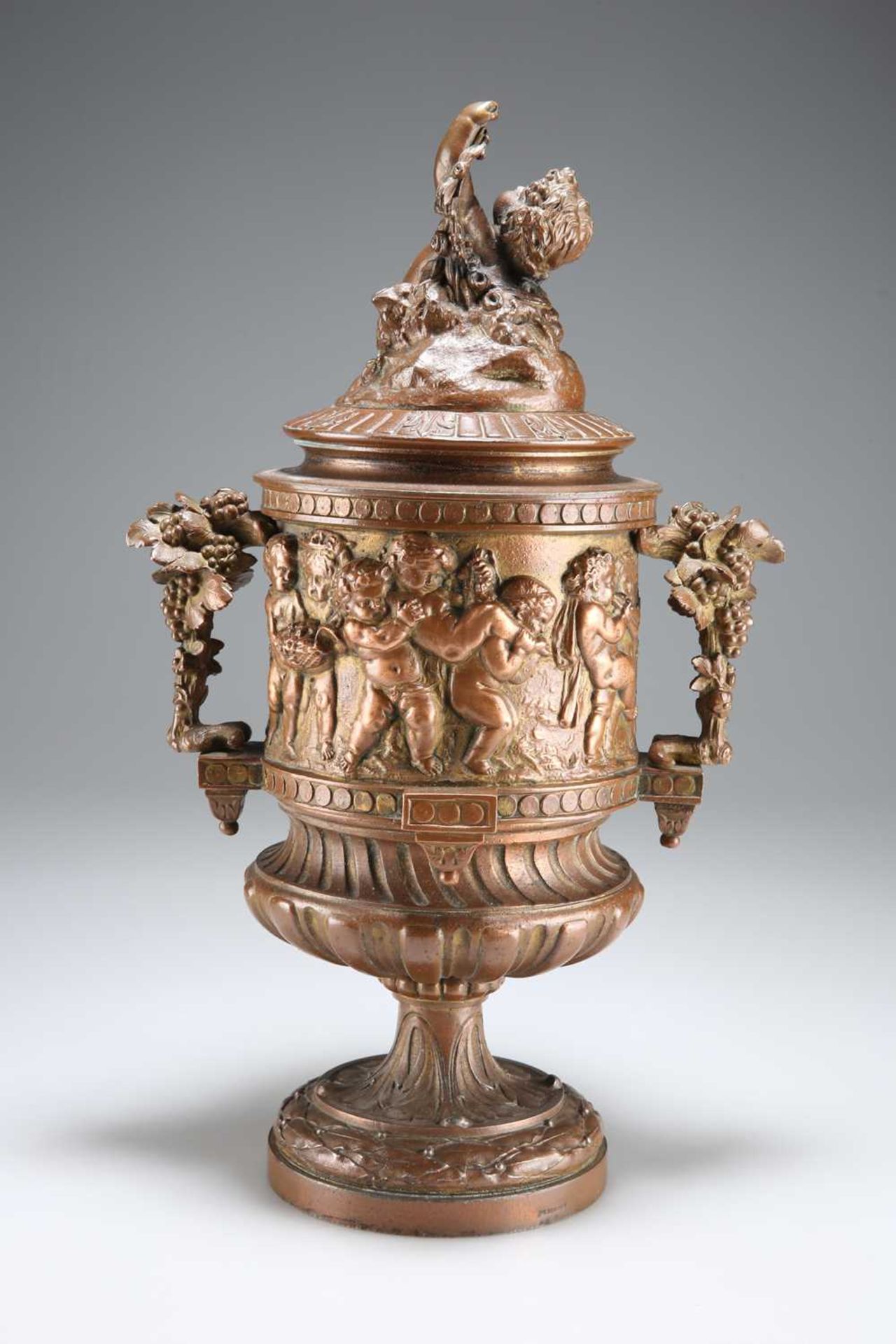 A LATE 19TH CENTURY FRENCH BRONZE URN, IN THE MANNER OF CLODION - Bild 2 aus 3