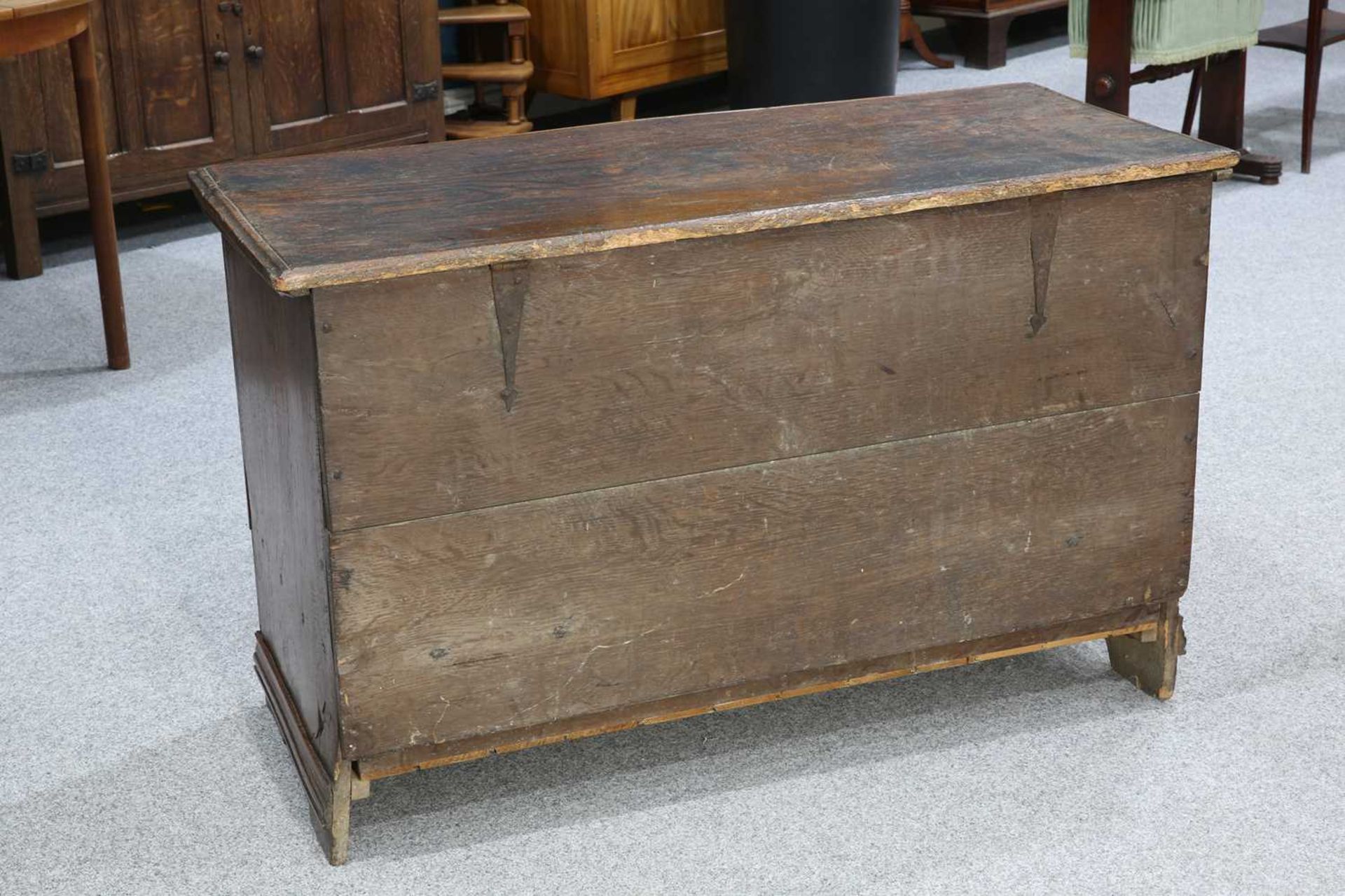 AN 18TH CENTURY ELM AND OAK MULE CHEST - Bild 2 aus 2