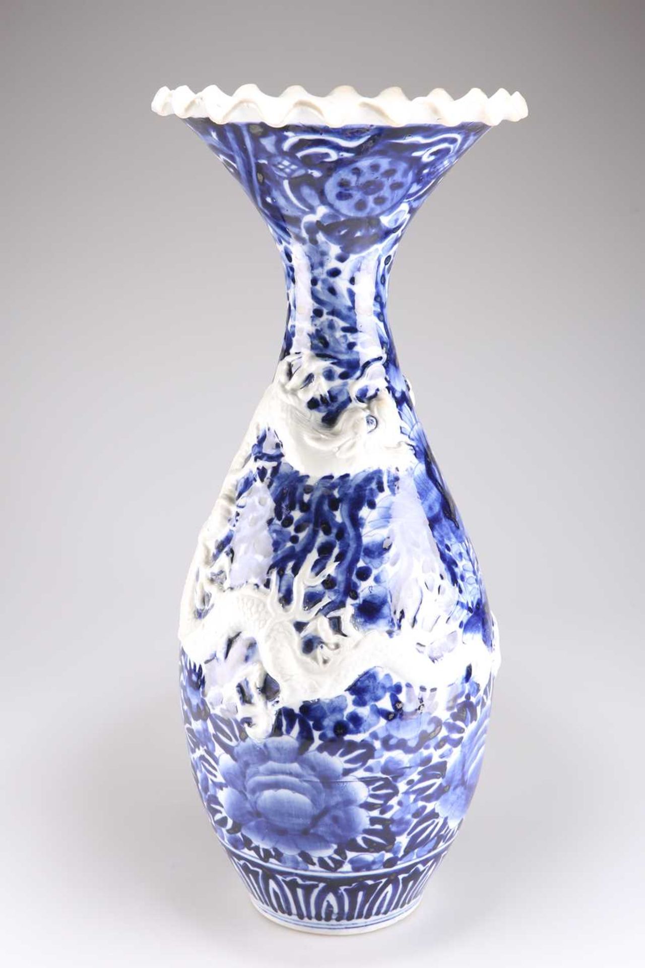 A JAPANESE BLUE AND WHITE VASE - Bild 2 aus 4