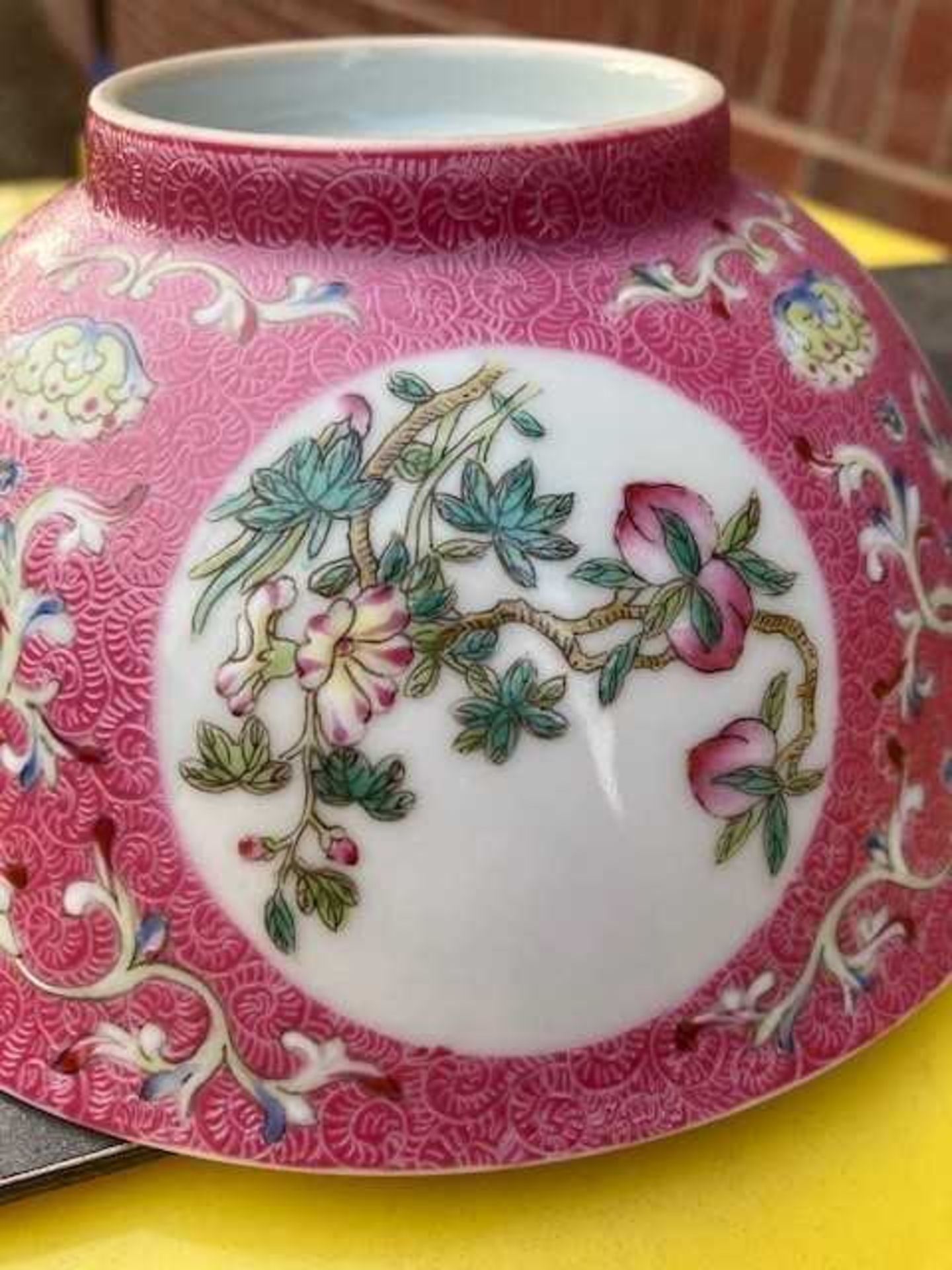 A CHINESE PINK-GROUND FAMILLE ROSE 'MEDALLION' BOWL - Bild 8 aus 8