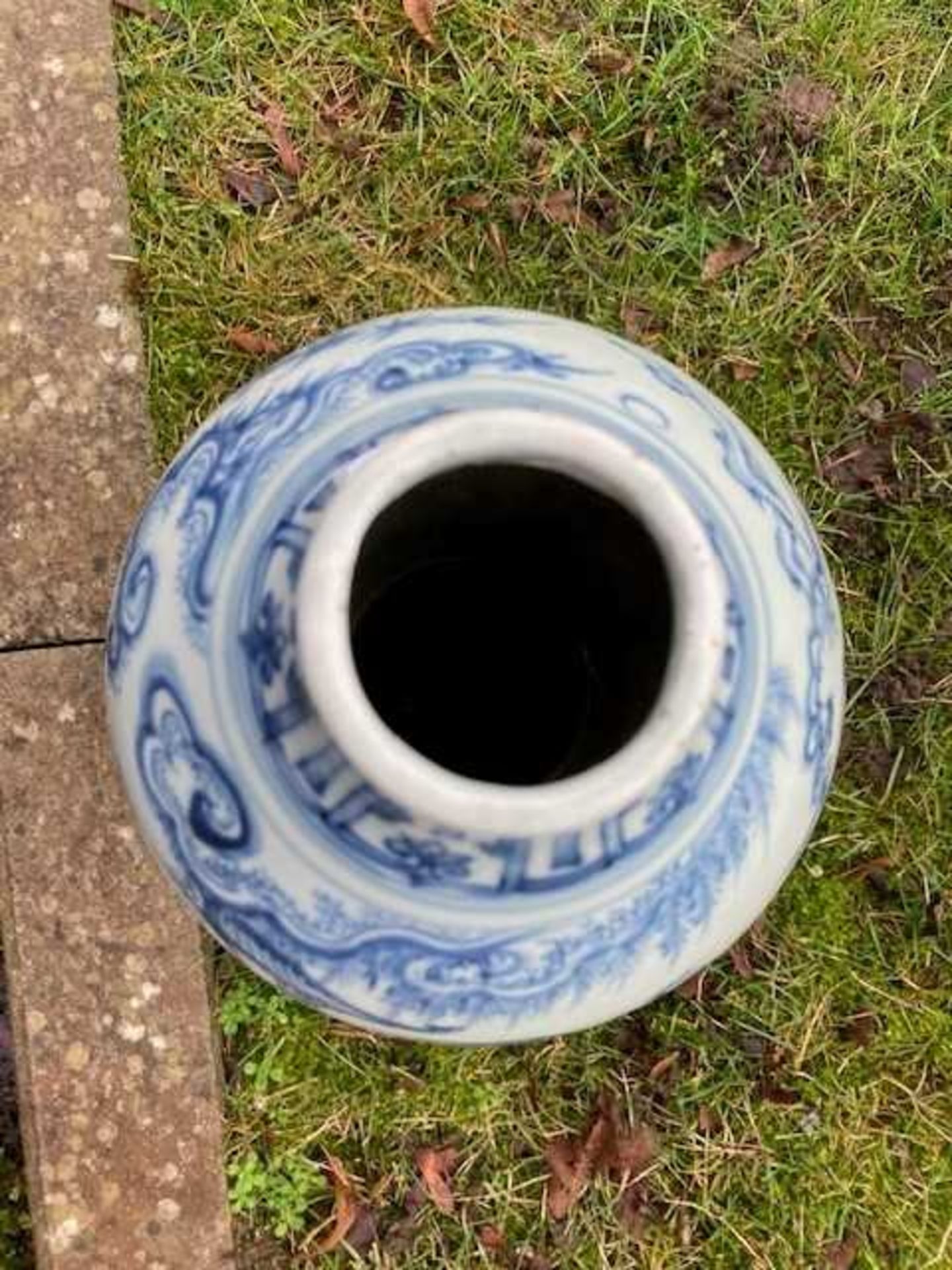 A CHINESE BLUE AND WHITE DOUBLE GOURD VASE - Image 2 of 3