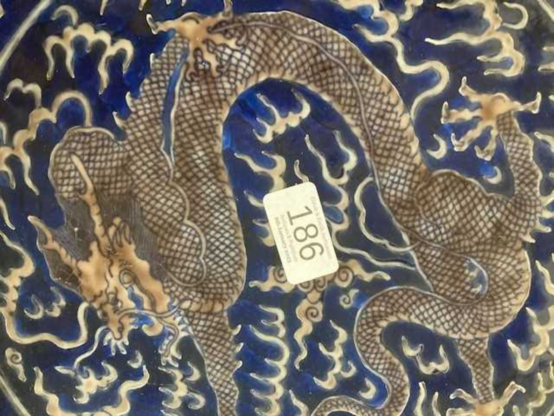 A CHINESE UNDERGLAZE BLUE AND COPPER-RED 'DRAGON' CHARGER - Bild 3 aus 4