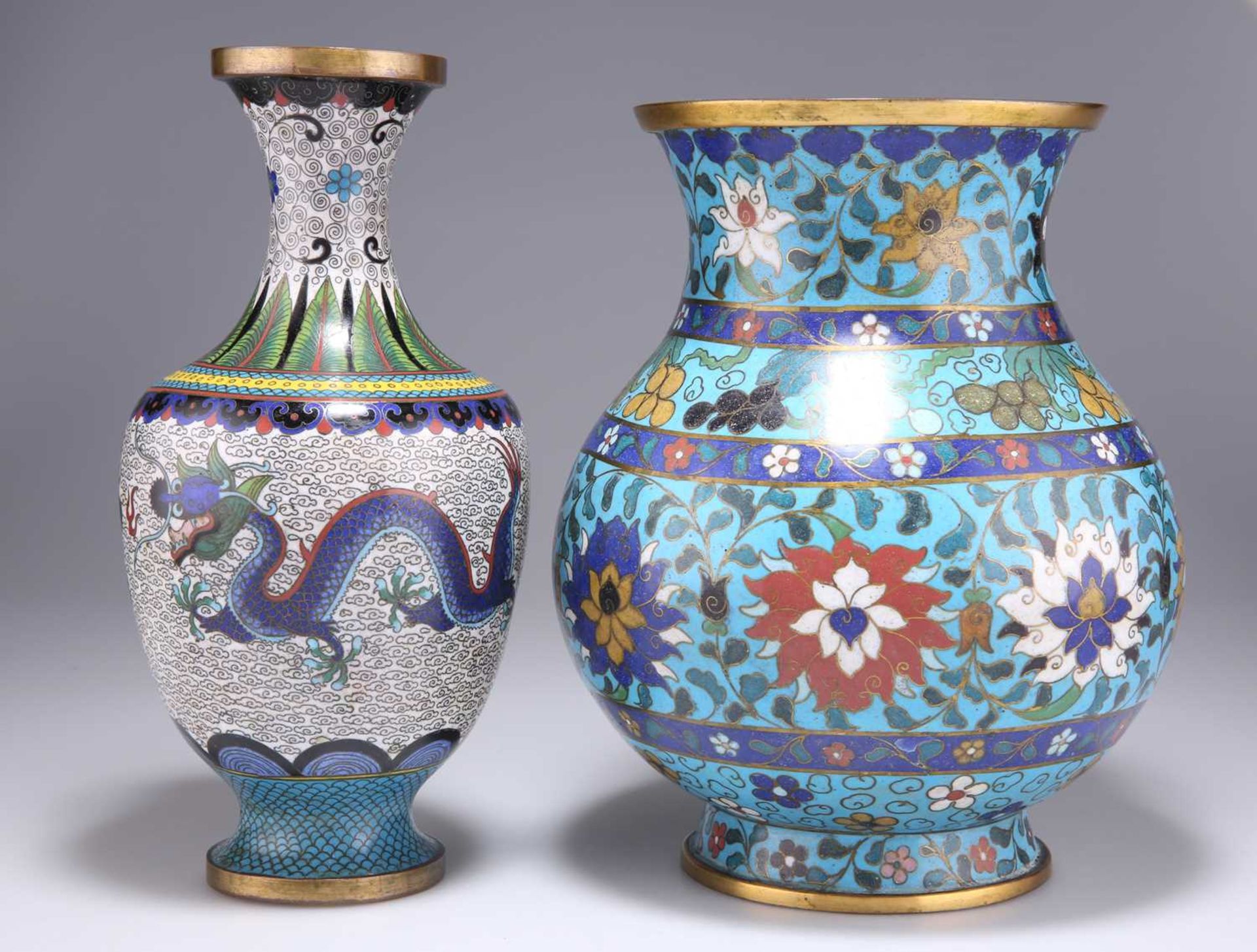 TWO CHINESE CLOISONNÉ VASES - Bild 2 aus 4