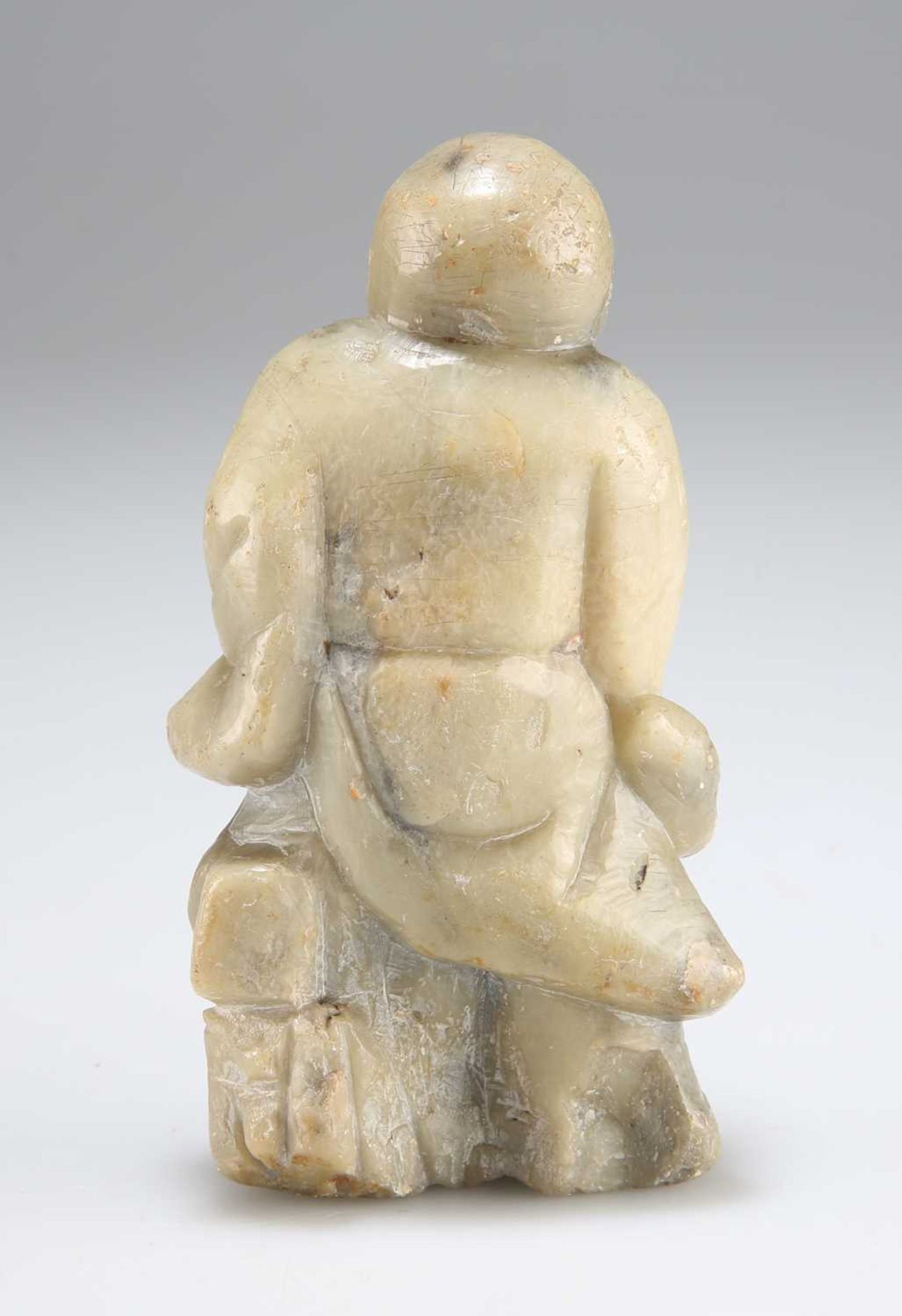 A CHINESE SOAPSTONE FIGURE OF A BUDDHA - Bild 2 aus 2