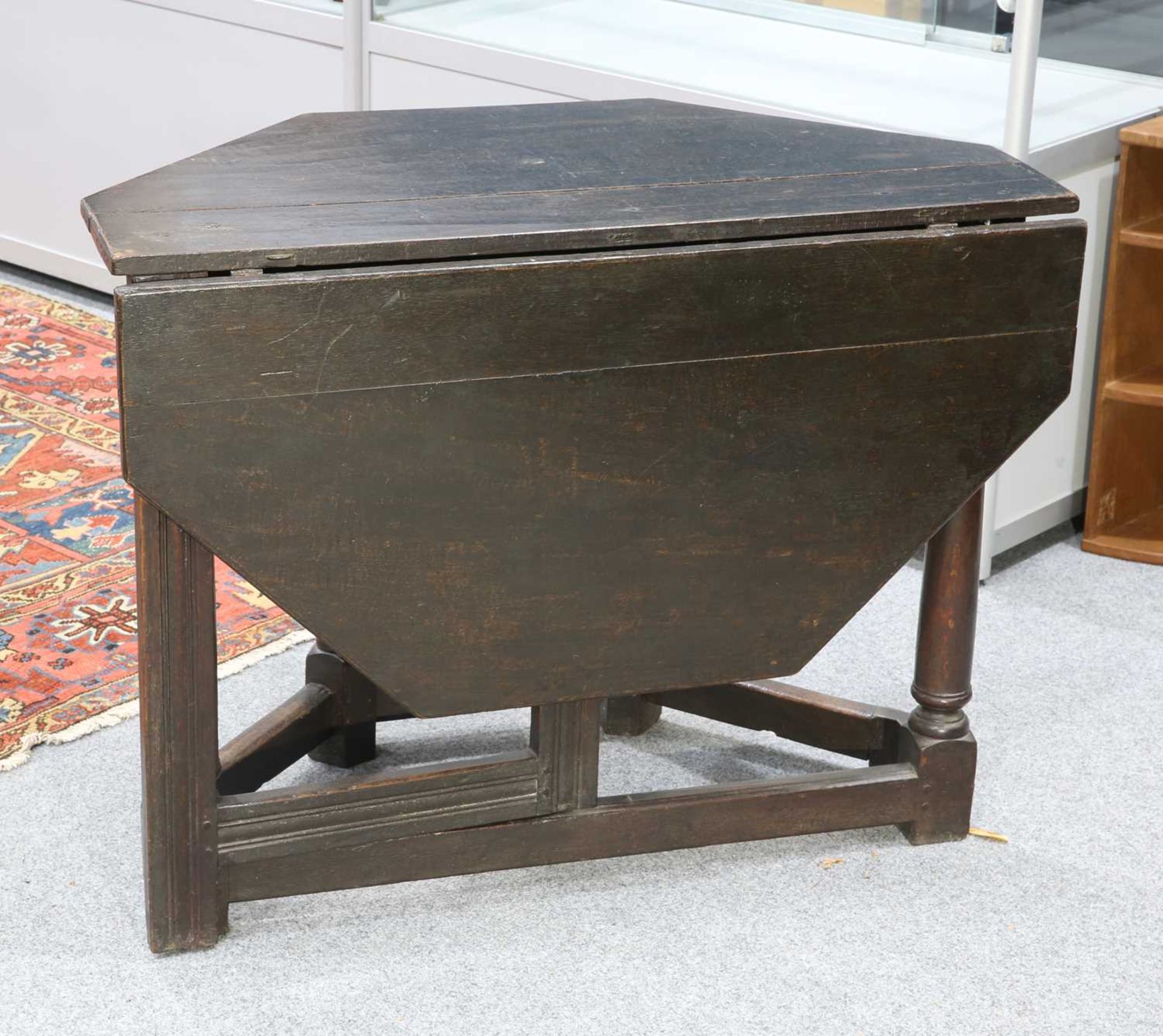 AN OAK CREDENCE TABLE, 17TH CENTURY AND LATER - Bild 2 aus 3