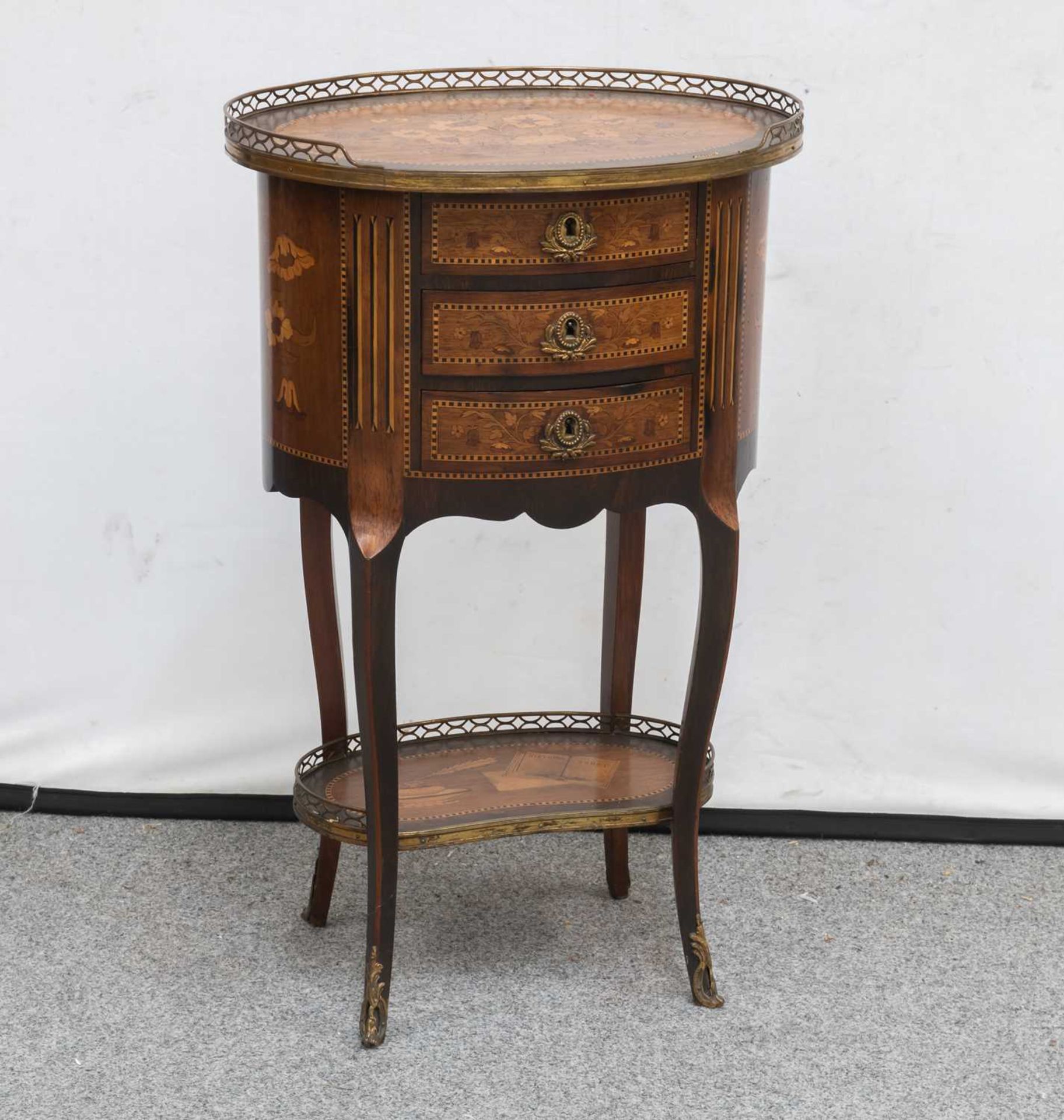 A LOUIS XV STYLE FLORAL MARQUETRY SIDE TABLE - Bild 2 aus 4