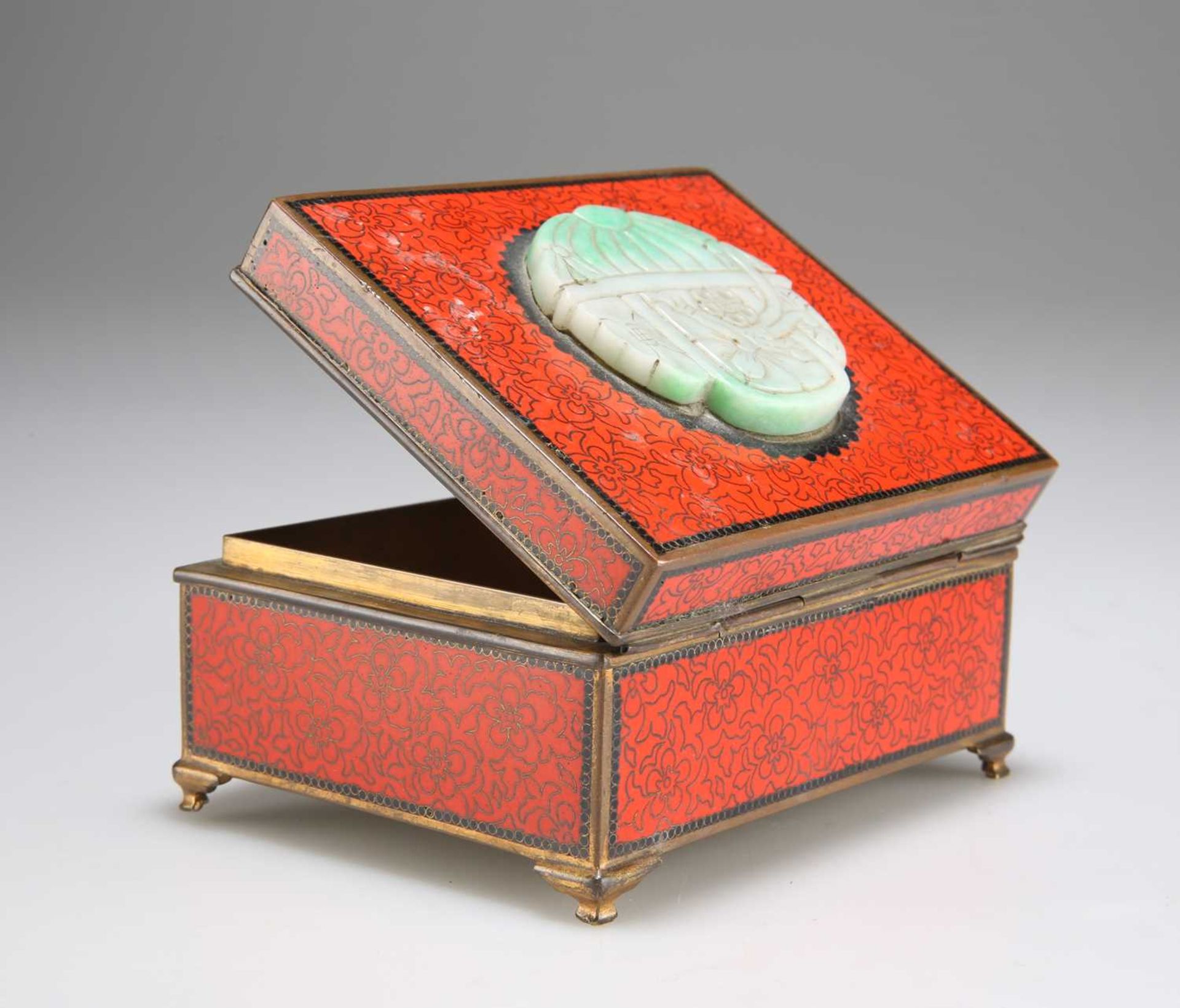 A JAPANESE ENAMEL BOX, EARLY 20TH CENTURY - Bild 2 aus 3