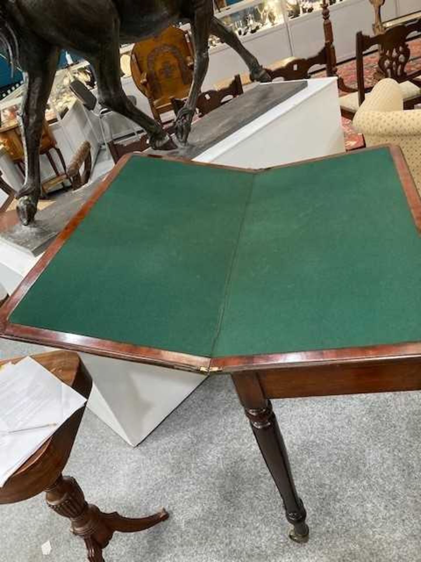 WILLIAMS & GIBTON, AN IRISH MAHOGANY FOLDOVER GAMES TABLE, CIRCA 1830 - Bild 6 aus 7