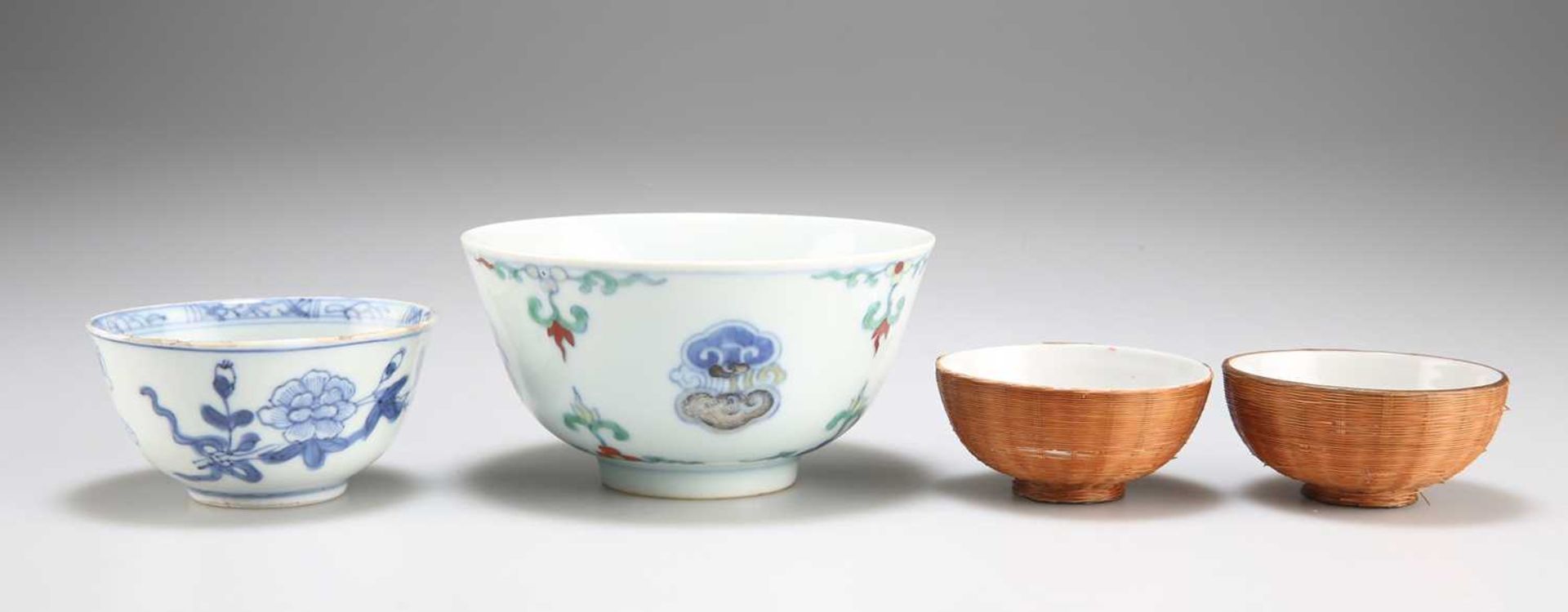 A CHINESE DOUCAI BOWL - Bild 2 aus 4