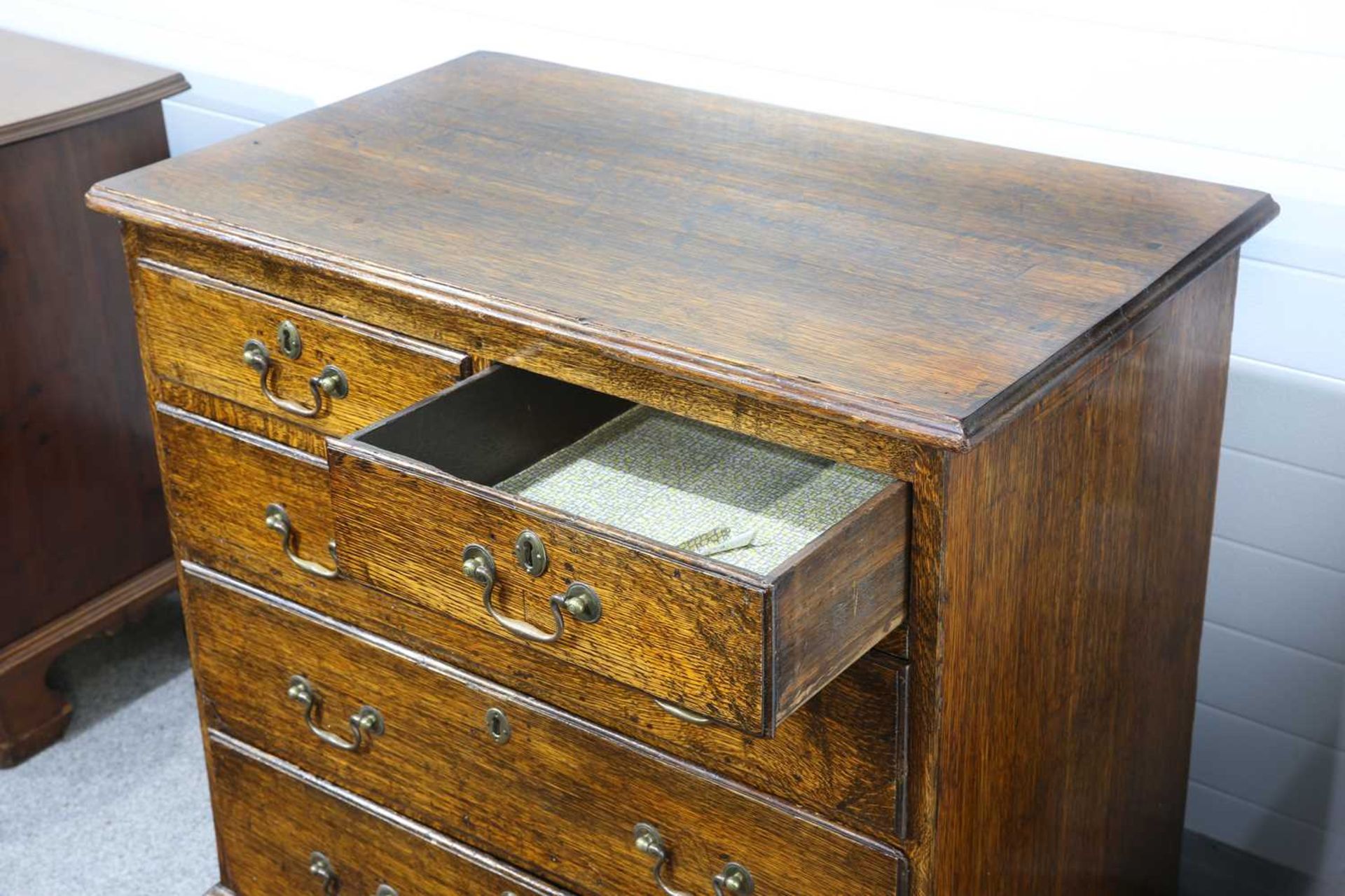 A GEORGE III OAK CHEST OF DRAWERS - Bild 2 aus 3