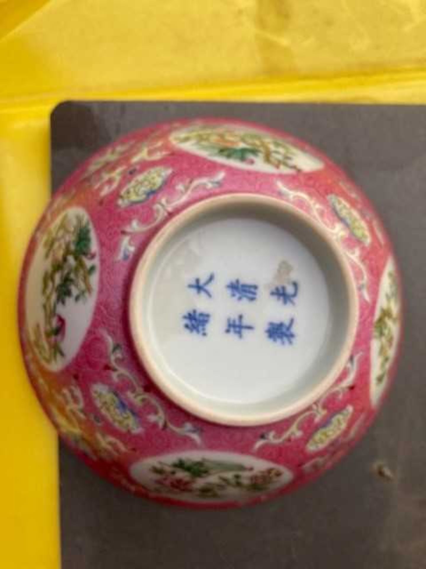 A CHINESE PINK-GROUND FAMILLE ROSE 'MEDALLION' BOWL - Bild 6 aus 8