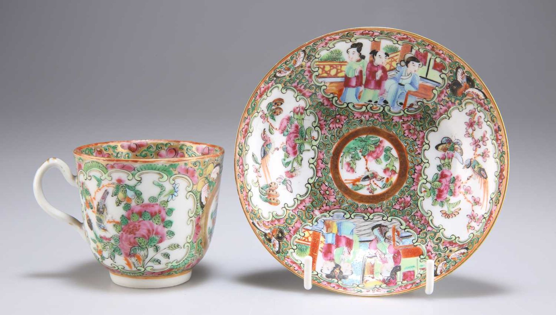 A 19TH CENTURY CHINESE FAMILLE ROSE CUP AND SAUCER - Bild 4 aus 6